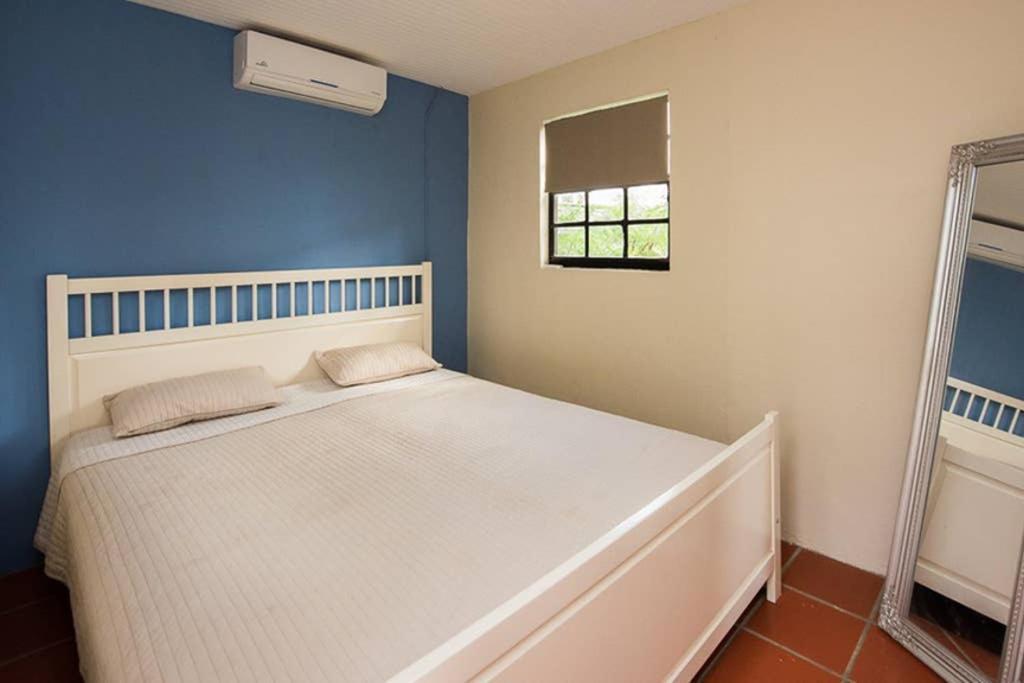 Smileys Apartment And Car Rental Willemstad Esterno foto